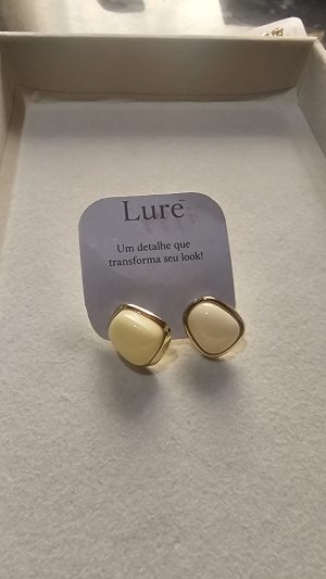 Brinco Pequeno Dourado e Bege