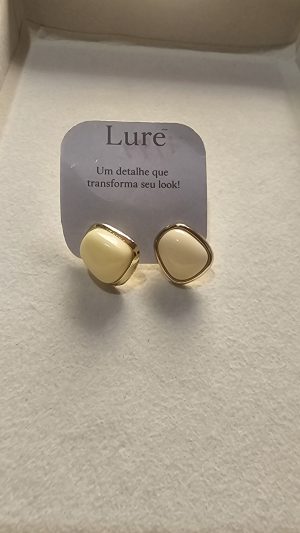 Brinco bege com dourado