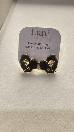 Brinco dourado com preto