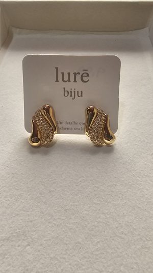 Brinco dourado  e pedras