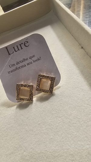Brinco Dourado e pedras