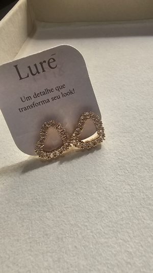 Brinco de coração e pedras