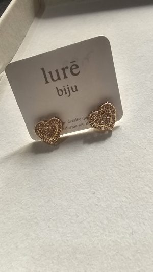 Brinco Dourado de coração e pedrinhas